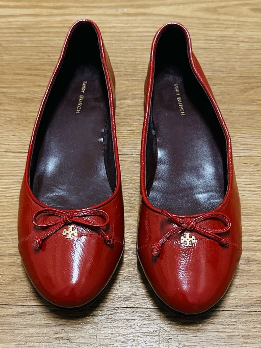 Tory Burch Red Leather Ballet Flats Size 8.5M Classic Reva Style Logo Charm